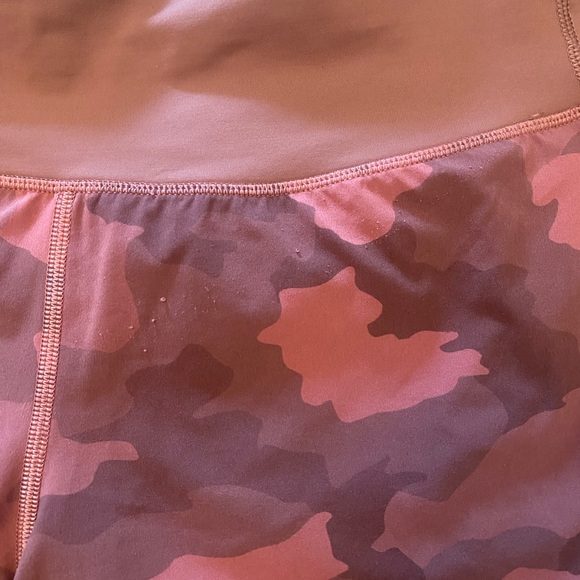 Lululemon Burgundy Camo Short 4” Size 8 - Picture 5 of 5